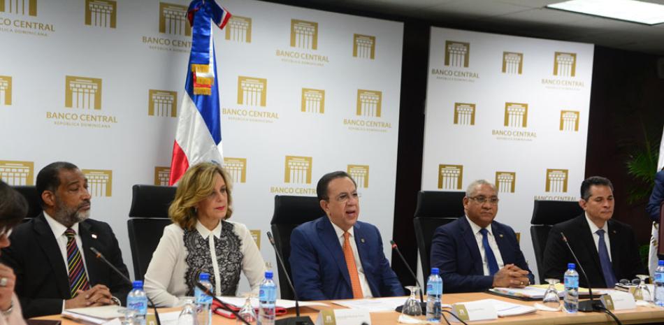 Héctor Valdez Albizu junto a otros funcionarios del Banco Central ofreció los resultados preliminares de la economía durante una rueda de prensa.