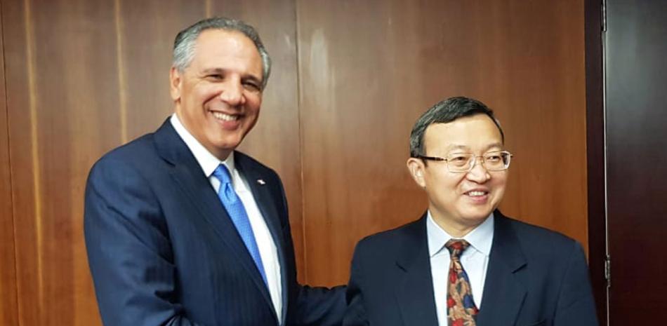 El viceministro de Comercio de China, Wang Shouwen, le expresó a Peralta la intención de su gobierno de declarar a la República Dominicana como destino turístico del país asiático.