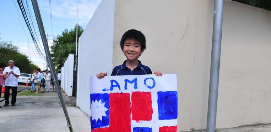 El niño Mingo Shih, a quien solo le dio tiempo pintar las banderas taiwanesa y dominicana cuando su padre le explicó la ruptura.