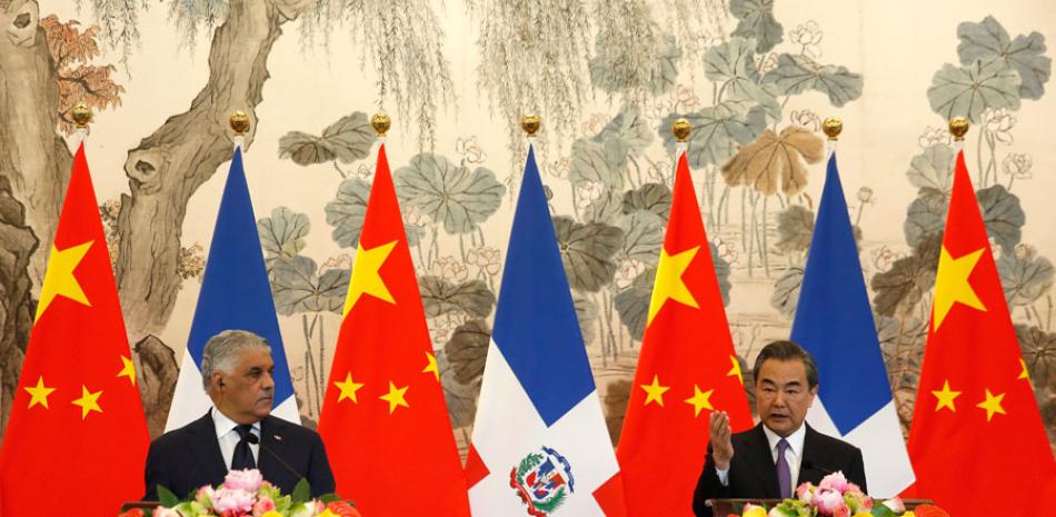 Tras la firma. El ministro de Relaciones Exteriores de China, Wang Yi, durante una conferencia de prensa con el canciller dominicano Miguel Vargas, el pasado martes.