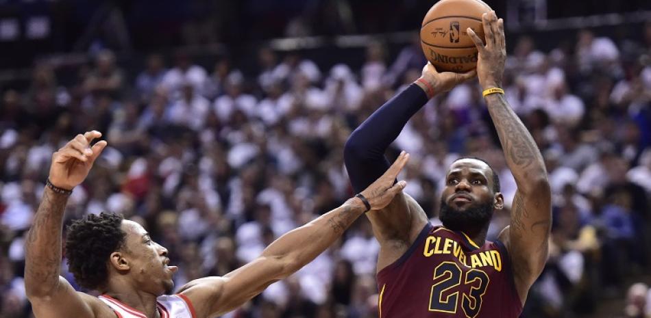 LeBron James, de los Cavaliers de Cleveland, realiza una gestión ofensiva en el partido frente a los Raptors de Toronto en la semifinal de la Conferencia del Este.