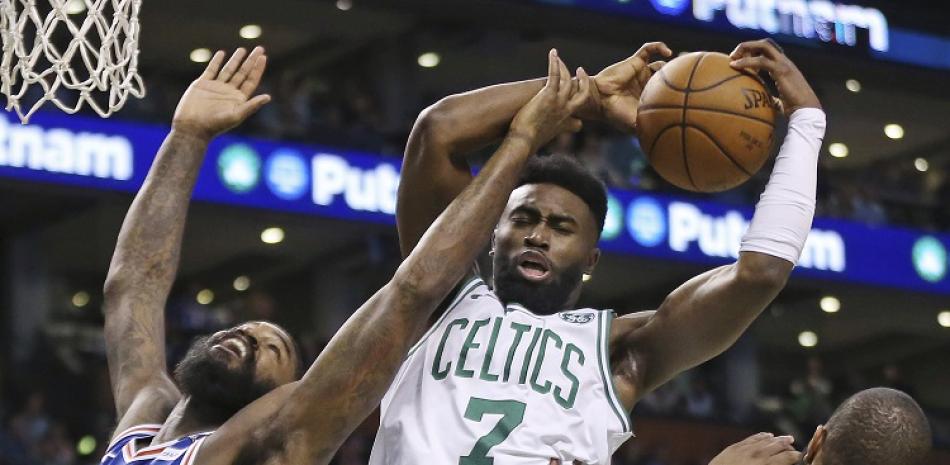 Jaylen Brown, de los Celtics de Boston, captura un rebote en acción del partido frente a los Sixers de Filadelfia en la segunda ronda de los playoffs de la Conferencia del Este.