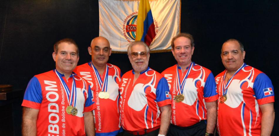 El inmortal del Deporte Rolando Sebelén, premia a Rolando Antonio Sebelén, Gregory Morín, Rolly Sebelén y a José Përez, durante el acto celebrado ayer en la Bolera.