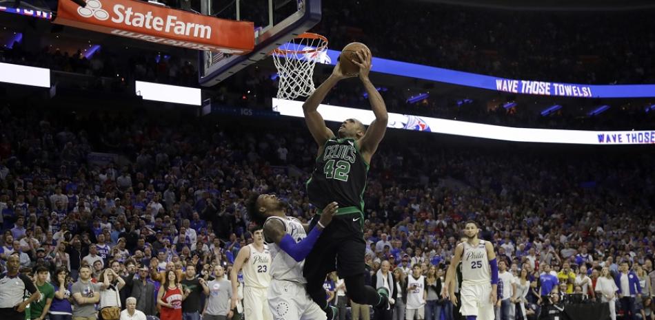 El poste de los Boston Celtics, Al Horford, se eleva para un disparo al aro frente a Robert Covington de  Filadelfia  durante el tiempo extra del Juego 3 de la serie de segunda ronda de playoffs este sábado, en Filadelfia. (AP)