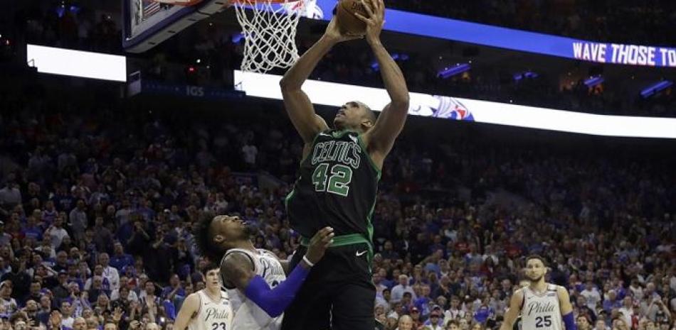 Al Horford, de los Celtics, se eleva para anotar el canasto de la ventaja ante los Sixers en el tercer partido de la semifinal de la Conferencia del Este en los playoffs de la NBA.