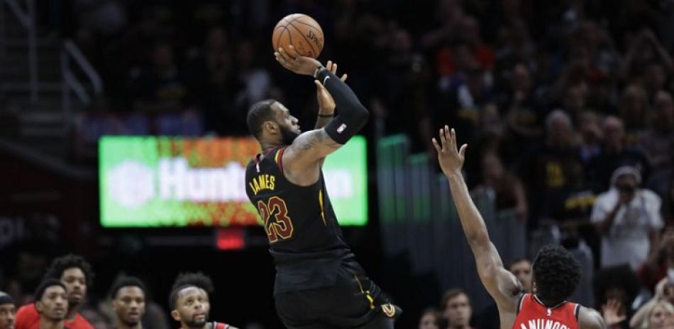 LeBron James, de Cleveland, se eleva en el aire para encestar el canasto ganador contra Toronto en el tercer partido de la semifinal de la Conferencia Este en los playoffs de la NBA.