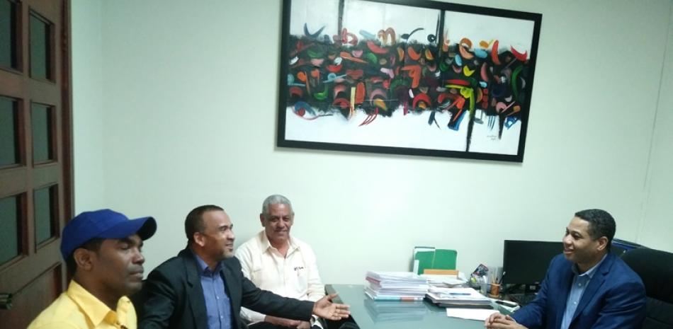 Compositores. Trajano Santana reunido con el bachatero Marino Castellanos, el abogado Félix Monte de Oca y el cantautor Isidro Carrasco Reyes.