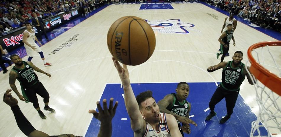 T.J. McConnell, al centro, de los Sixers, intenta anotar un canasto frente a Jaylen Brown, a la izquierda, y Terry Rozier, de los Celtics, en el cuarto partido de la semifinal del Este en los playoffs de la NBA.