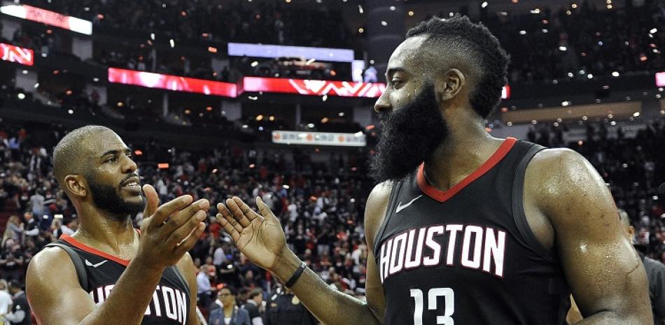 Chris Paul, a la izquierda, y James Harden, de los Rockets, comparten un saludo luego del quinto partido contra Utah en la semifinal del Oeste en los playoffs de la NBA