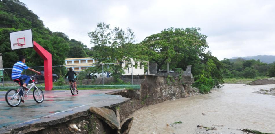 Riesgo. Los habitantes del sector Pueblo Nuevo, en San Cristóbal, temen que el río Yubazo arrase con sus casas, pues en cada crecida se acerca más a ellas. La cancha ha comenzado quedar dentro del cauce.