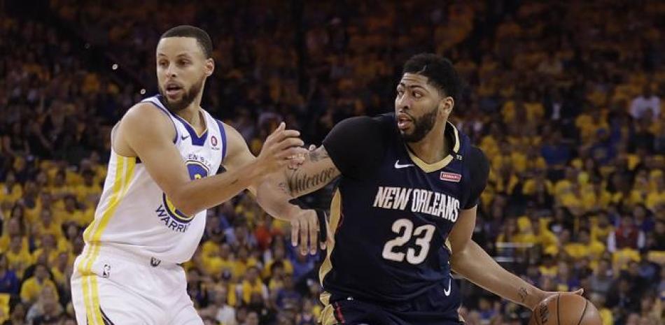 Stephen Curry, de los Warriors, defiende a Anthony Davis, de New Orleans, en el quinto partido de la semifinal del Oeste en los playoffs de la NBA el martes por la noche.