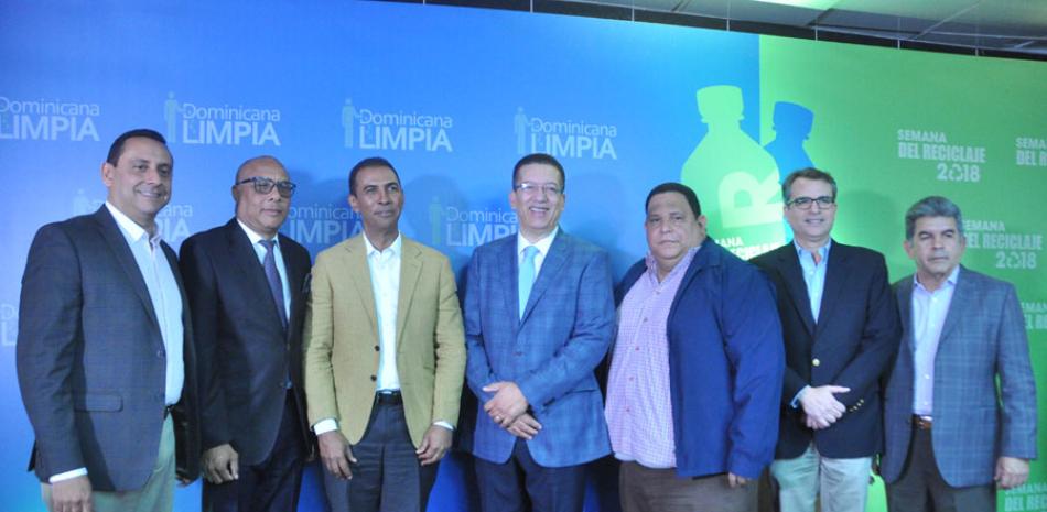 Encuentro. Domingo Contreras, Johnny Jones y representantes de entidades en Dominicana Limpia.