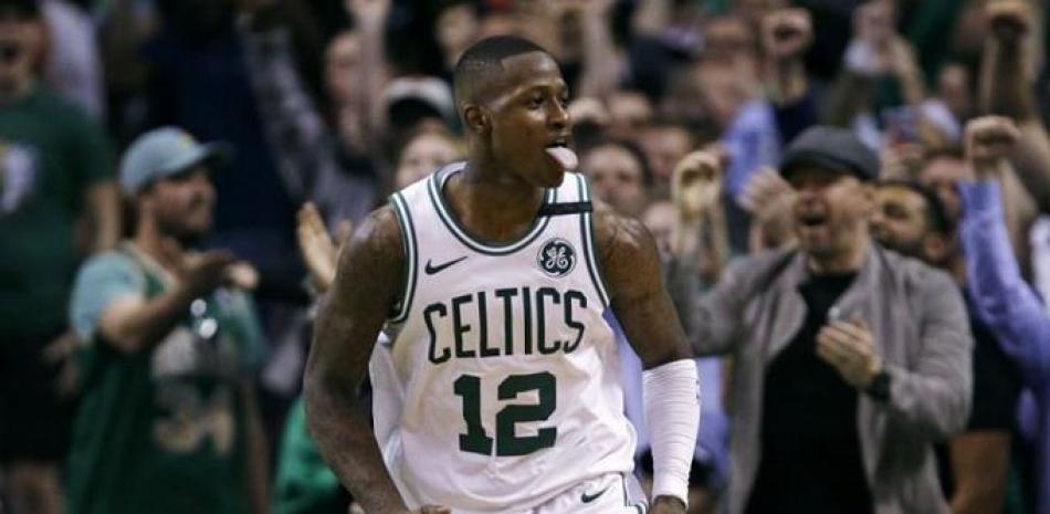Terry Rozier, de los Celtics, reacciona luego de encestar un canasto en el quinto partido de la semifinal del Este en los playoffs de la NBA.