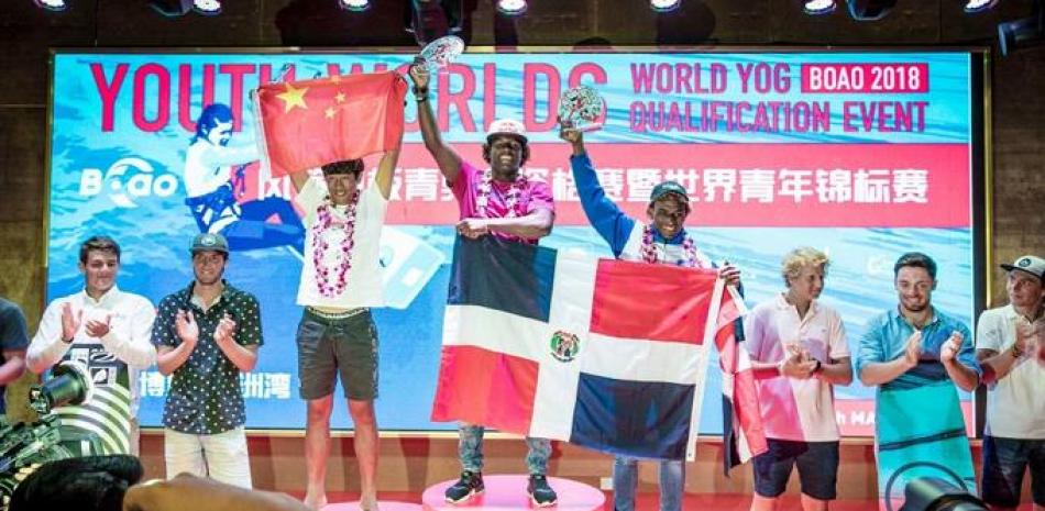 Adeuri Corniel, centro, medallista de oro, en la premiación junto a Haoran Zhang, de China, ganador de plata, y el también dominicano Lorenzo Calcaño, quien ganó el bronce.