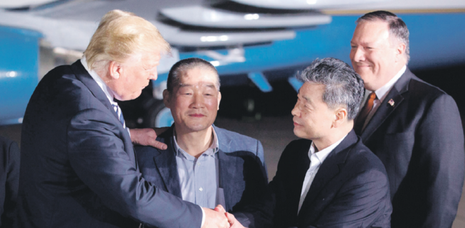 Bienvenida. El presidente de EE.UU., Donald J. Trump, izquierda, recibe a los presos estadounidenses liberados por Corea del Norte Kim Dong-Chul (2º izq) y Kim Hak-Song (2º dcha) en la base militar de Andrews en Maryland.