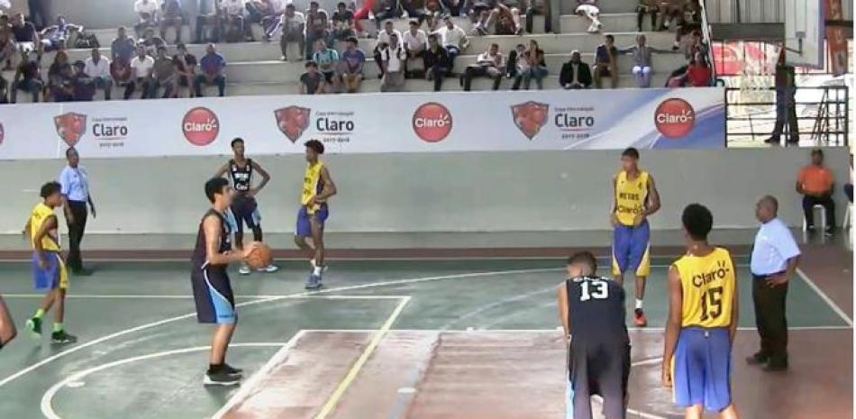 Acción del primer partido de la Gran Final Nacional entre Santiago Apostol, de Santiago y Metas, de Santo Domingo, en la Copa Intercolegial Claro de Baloncesto 2018.