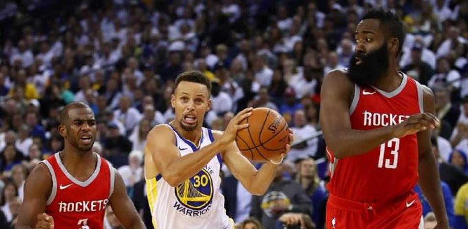 Stephen Curry, de los Warriors, al centro, tendrá una gran batalla con Chris Paul y James Harden, de los Rockets, en la lucha por avanzar a la final de la NBA.
