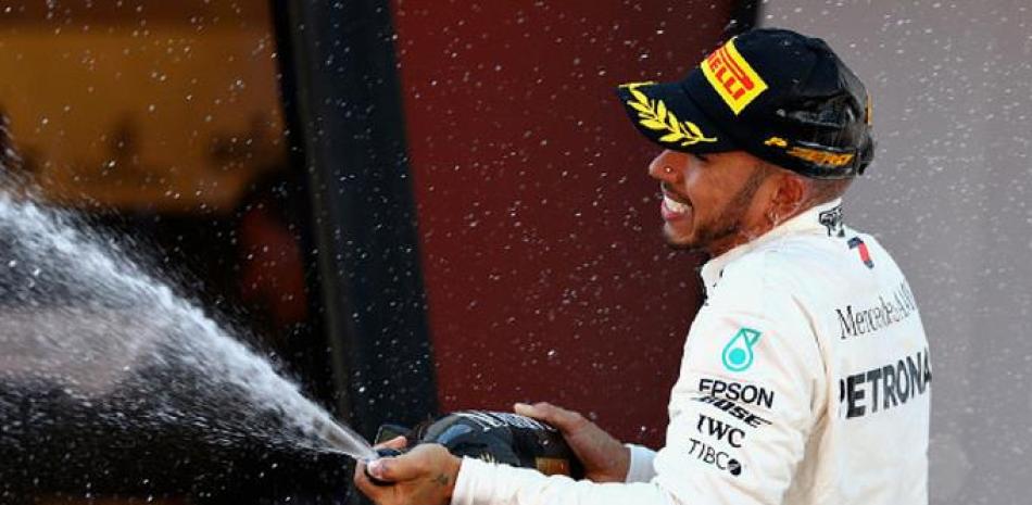 Lewis Hamilton celebra la conquista del GP de España, quinta competencia del año y est es la ocasión 64 en que obtiene una carrera.