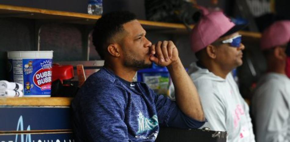 Robinson canó figura en el dugout de los Marineros con la mano derecha enyesada luegod e recibir un pelotazo de Blaine Hardy