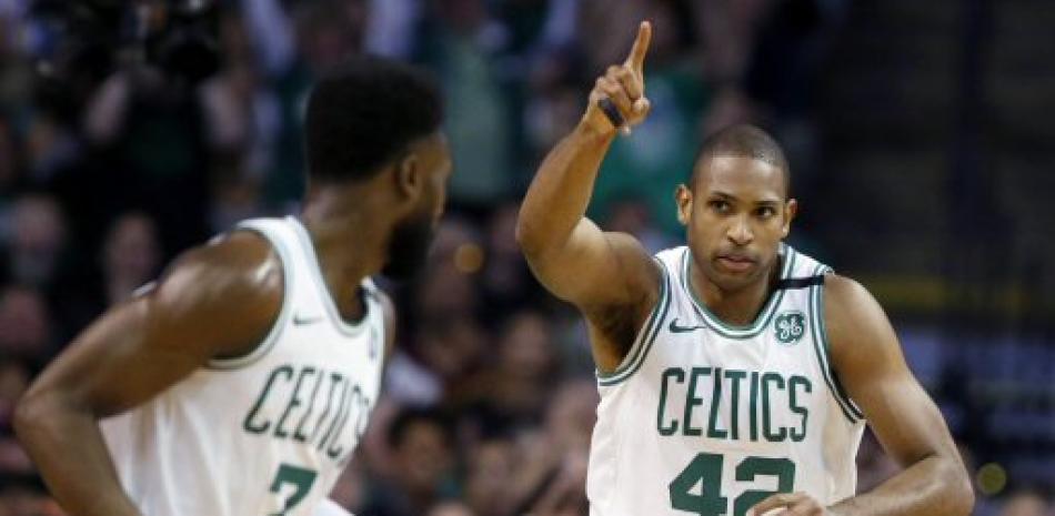 Al Horford realiza un gesto luego de marcar dos puntos en el partido que los Celtics se impusieron este domingo a los Cavaliers.