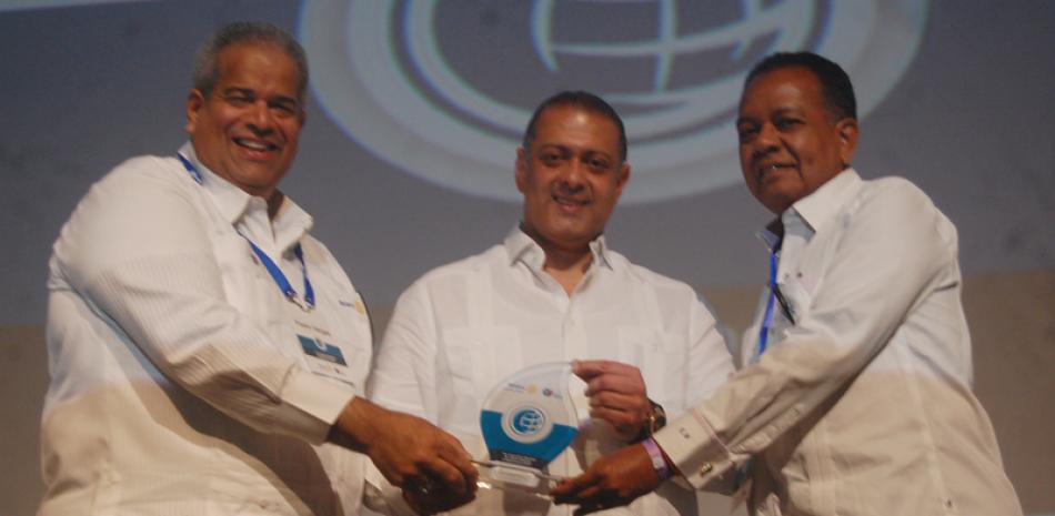 Evento. Pedro Vargas entrega un reconocimiento a Luis Ernesto Camilo, durante el encuentro de líderes Rotarios y empresarios.