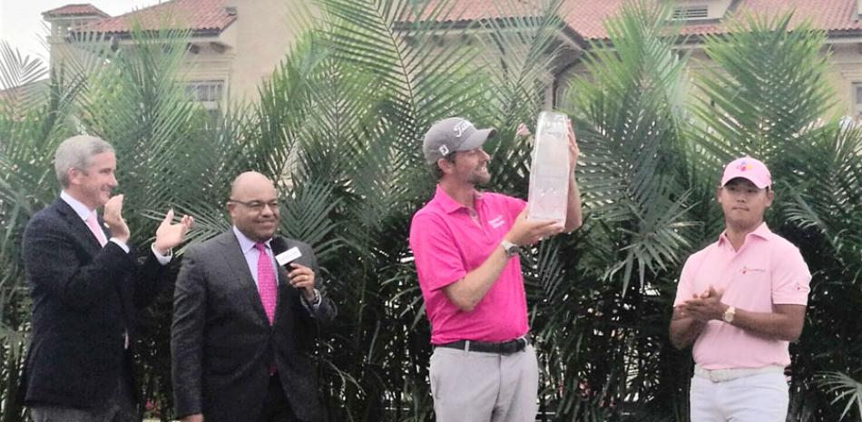 Jay Monahan, Comisionado del PGA Tour, Mike Tirico, presentador de NBC, el campeón de The Players 2018, Webb Simpson, y el campeón de 2017, Kim Si-woo.