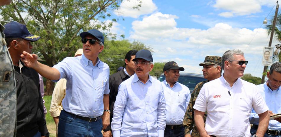 Visita. El presidente Danilo Medina, acompañado de los ministros, Administrativo de la Presidencia, José Ramón Peralta, y de Obras Públicas, Gonzalo Castillo, durante el recorrido por la zona fronteriza.