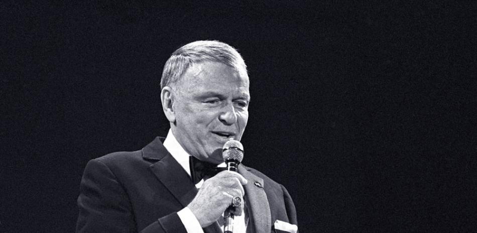 Cantante. El estadounidense Frank Sinatra durante el concierto que ofreció en el estadio Santiago Bernabéu de Madrid en 1986.