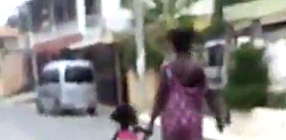 Imagen del vídeo difundido en las redes sociales de la mujer haitiana cuando maltrataba a su hija de cinco años.
