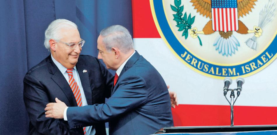 Embajada. El embajador estadounidense en Israel, David Friedman, izquierda, saluda al primer ministro de Israel, Benjamin Netanyahu, durante la ceremonia de inauguración de la embajada estadounidense en Arnona.