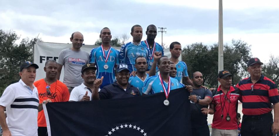 Integrantes del equipo de la Armada Dominicana que conquistó el primer lugar en la pista en los Juegos Deportivos Militares.