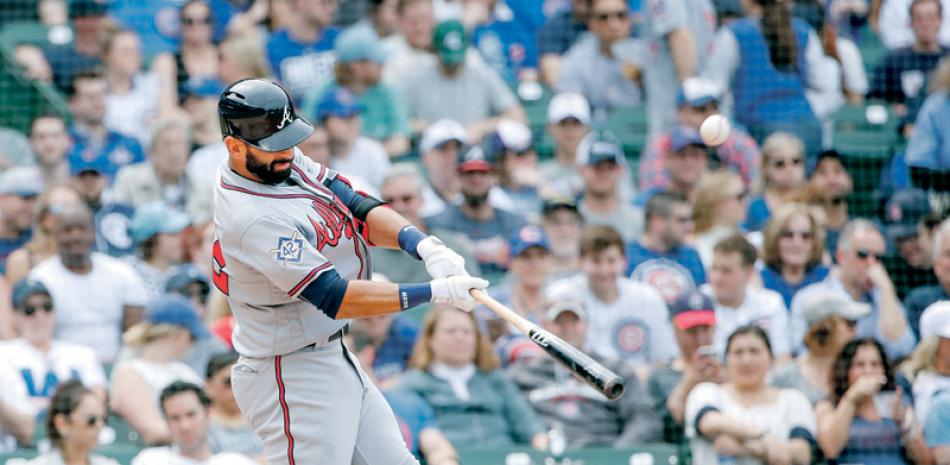 José Bautista, de los Bravos de Atlanta, al momento de conectar un jonrón de tres carreras ante José Quintana, de los Cachorros de Chicago, en la quinta entrada del juego de ayer en el béisbol de las Grandes Ligas.