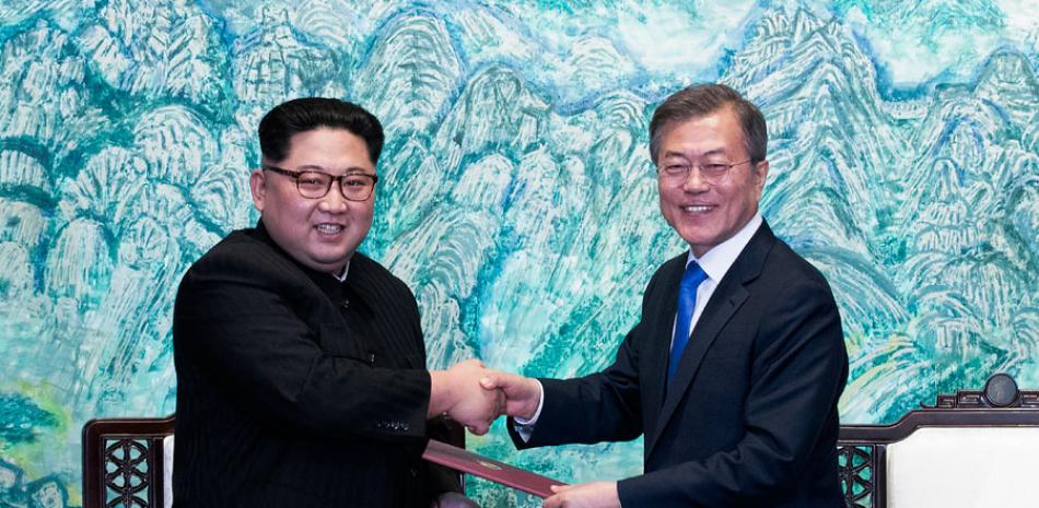 Archivo. En esta foto del 27 de abril del 2018, el líder norcoreano Kim Jong Un, izquierda, y el presidente sudcoreano Moon Jae-in se saludan.