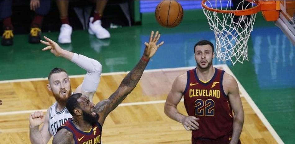 LeBron James realizó un triple-doble con 42 puntos, pero no pudo evitar la derrota de los Cavaliers ante los Celtics en el segundo partido de la final de la Conferencia del Este.