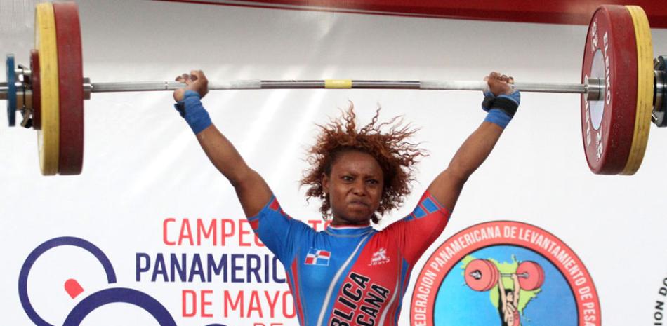 La dominicana Beatriz Pirón durante la competencia de los 53 kilos femeninos del Campeonato de Mayores de Pesas.