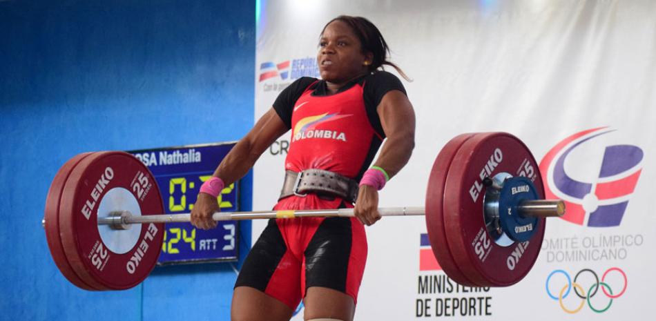 La colombiana Nathalia Llamosa, en plena acción durante la competencia de los 63 kilos femeninos.