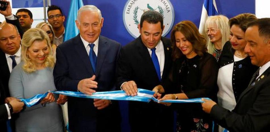 El primer ministro de Israel, Benjamín Netanyahu, segundo desde la izquierda, y su esposa Sara, a su lado, están con el presidente guatemalteco Jimmy Morales, al centro, mientras la esposa de éste, la primera dama Hilda Patricia Marroquín, cortan el listón durante la ceremonia de apertura de la nueva embajada de Guatemala en Jerusalem. AP