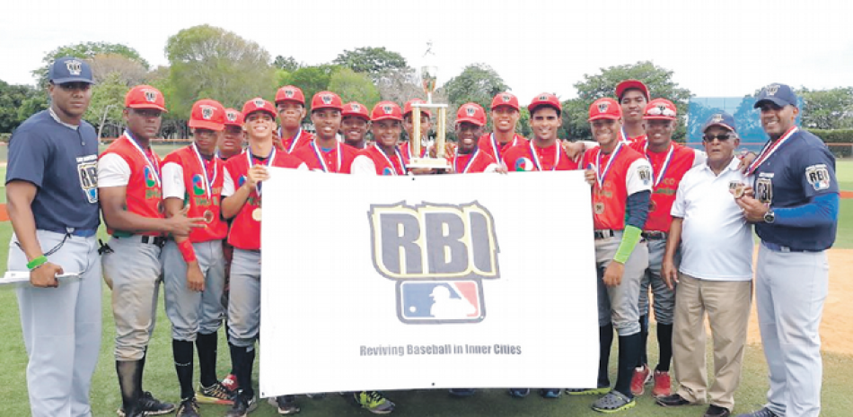 Integrantes del equipo BHD-León, campeón en la categoría 16-18 años del programa RBI.