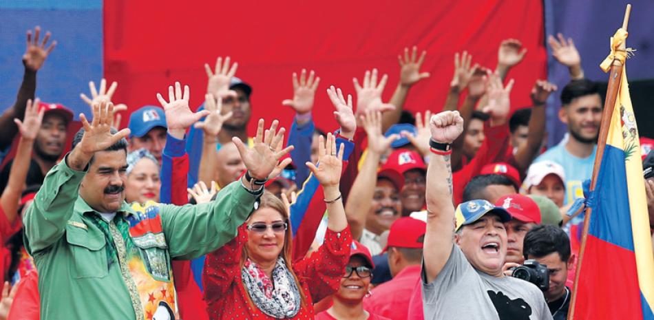Fiesta. El presidente Nicolás Maduro cerró ayer su campaña con la figura del futbolista argentino Diego Armando Maradona, en Caracas.