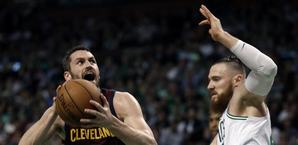 Kevin Love tuvo 22 puntos y 15 rebotes, pero no pudo evitar la derrota de los Cavaliers en el segundo partido de la serie contra los Celtics.