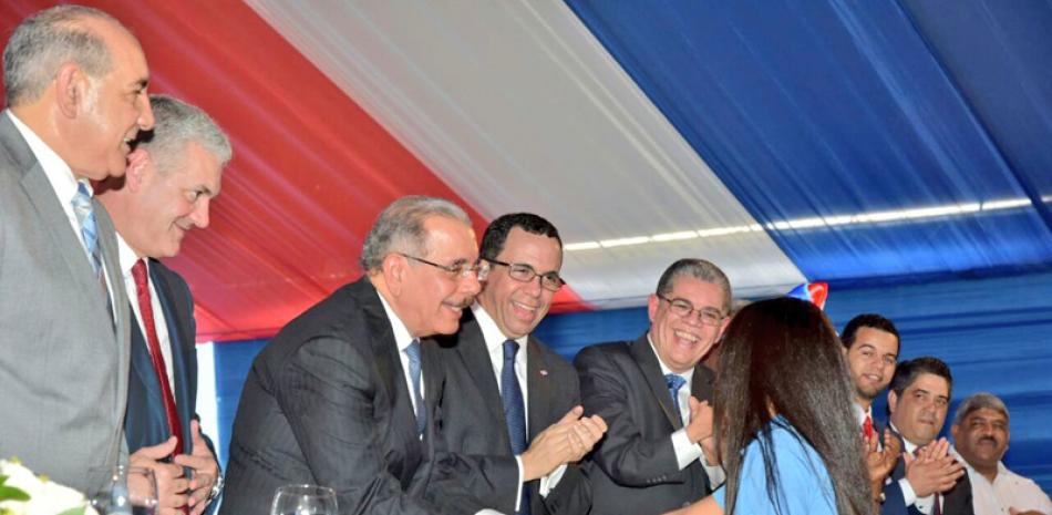 Obras escolares. Momento en que el presidente Danilo Medina hace el corte de cinta para dejar inaugurado los planteles escolares en comunidades de la provincia Espaillat.