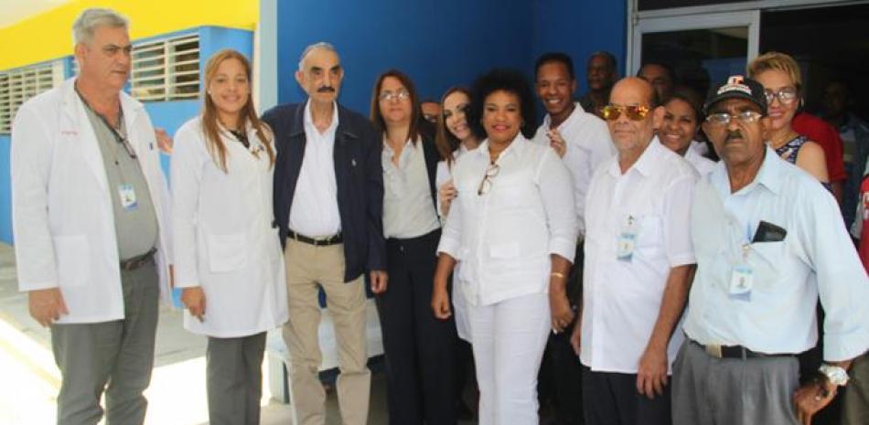 El doctor José Rafael Abinader y el personal administrativo, médicos y asistentes del hospital Dr. Ico Martínez.