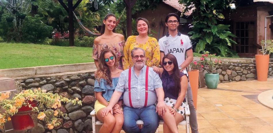 Gente. Teo Veras junto a su esposa Betsabé Estepan y sus hijos, tomada en julio del 2017.