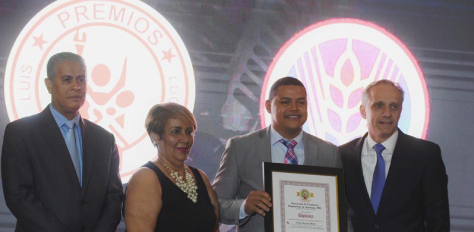 Víctor Guzmán Marte es premiado como Cronista del Año por Luis Rubio de la Cervecería Nacional Dominicana y Américo Cabrera, presidente de la ACDS.