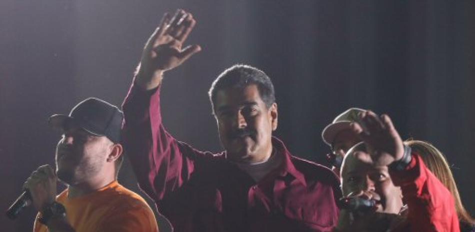 El presidente venezolano, Nicolás Maduro, celebra tras conocer los resultados de las elecciones hoy, domingo 20 de mayo de 2018, en Caracas (Venezuela). La presidenta del Consejo Nacional Electoral de Venezuela, Tibisay Lucena, anunció que el jefe de Estado, Nicolás Maduro, fue reelegido en su cargo con 5.823.728 de votos. EFE/Miguel Gutiérrez
