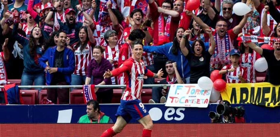 Fernando Torres, del Atlético de Madrid, celebra tras anotar uno de los goles que marcó ayer frente al Eibar.