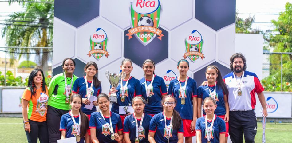 El feliz equipo de Ashton School al recibir trofeos y medallas como campeón de la categoría sexto a octavo grados de la II Copa Rica de Fútbol Colegial.