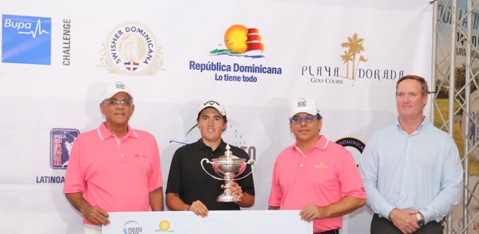 Al centro Andrés Gallegos, ganador del Puerto Plata DR Open PGA Tour LA, junto a Rafael Villalona, presidente de la Fedogolf; Paul Brugal, presidente de Playa Dorada Golf Course; y John Slater, VP de Competencias de PGA Tpur LA.