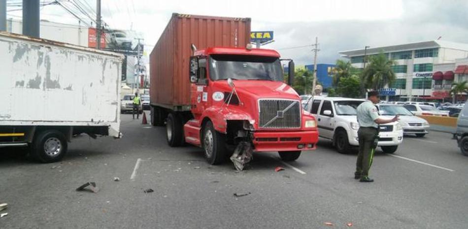 Unidades pesadas. De entre tres a cinco accidentes ocurren a diario en avenidas, carreteras y calles de la capital y provincias del país.
