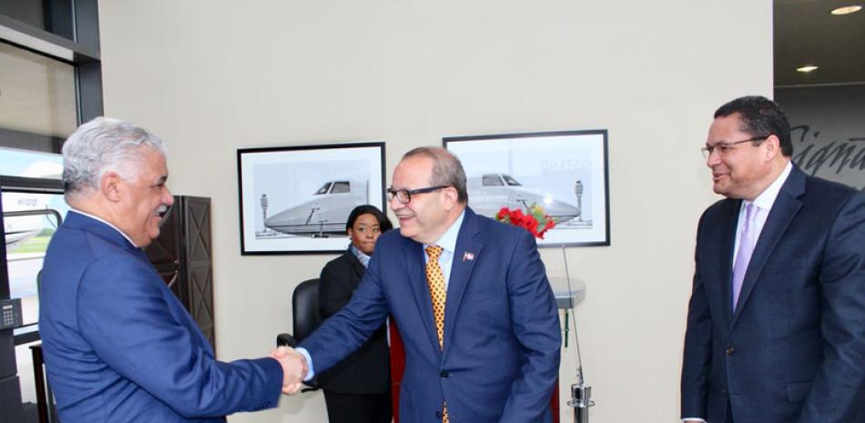 Visita. El ministro de Relaciones Exteriores, Miguel Vargas, es recibido a su llegada a Estados Unidos por el embajador dominicano en Washington, José Tomás Pérez, y el representante del país ante la Organización de Estados Americanos (OEA), Gedeón Santos.